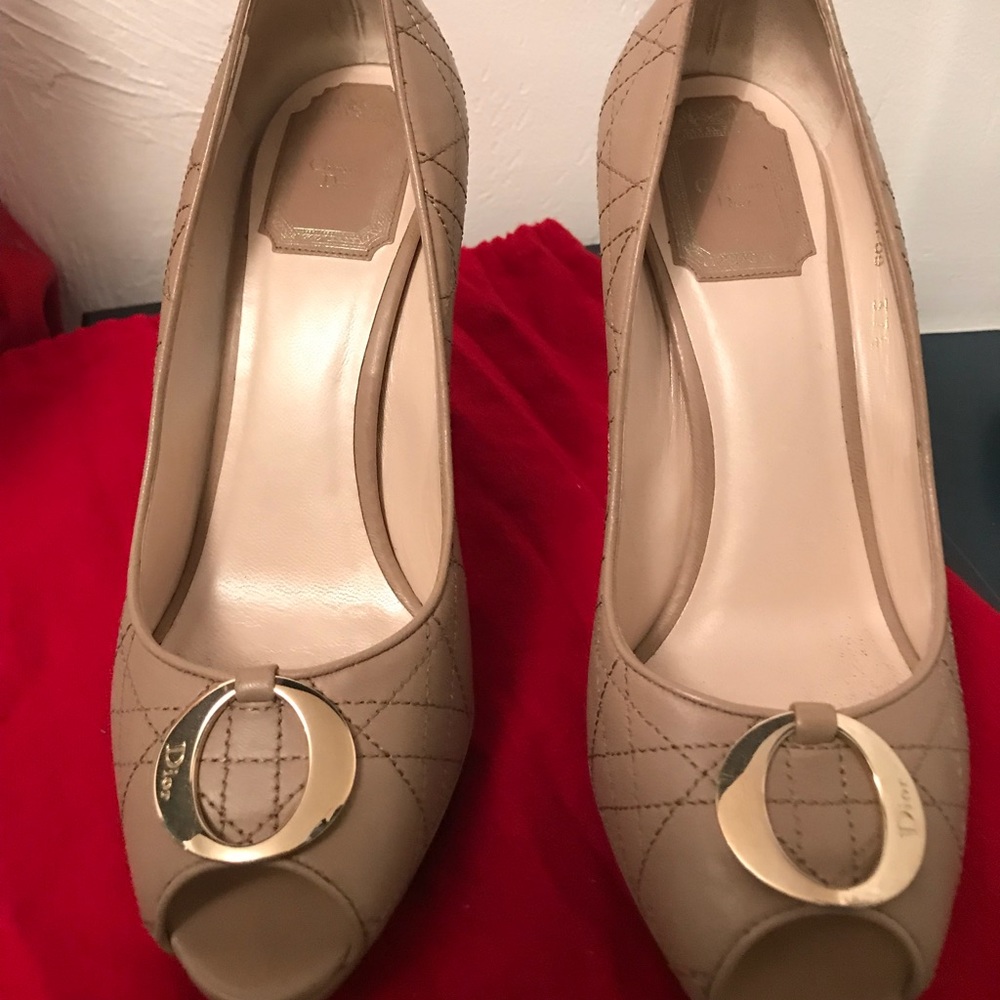 2 SHOES FOR THE PRICE OF 1 MESSAGE ME